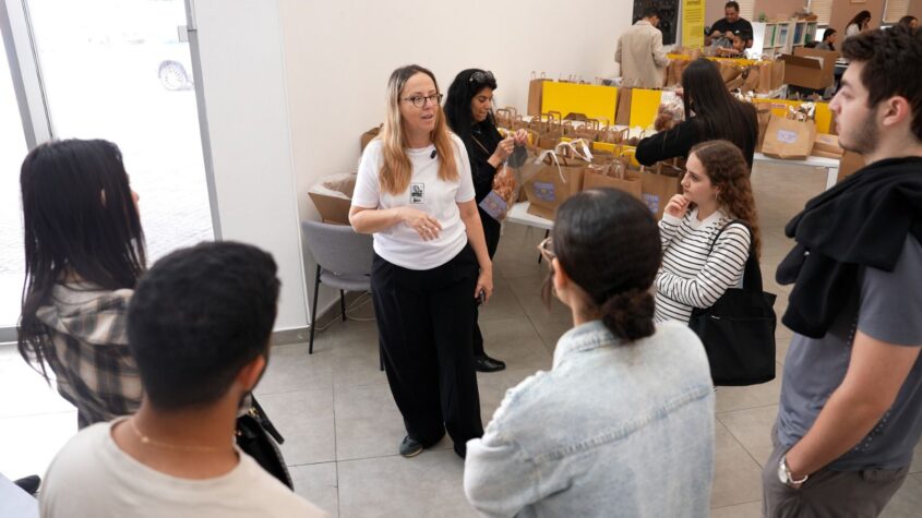אורזים ערכות למשפחות המילואים. צילום: מייק אדרי