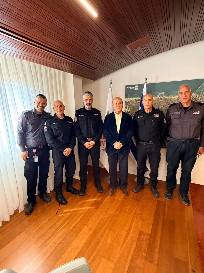 עיריית אשדוד ונציגי כב"א. צילום: דוברות כבאות והצלה