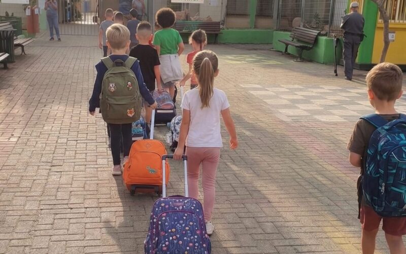 תלמידים חוזרים ללימודים. אילוסטרציה