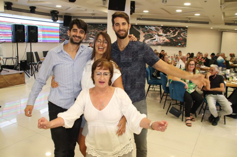 תמר אזולאי עם שלושת ילדיה שחף, צוף ורון