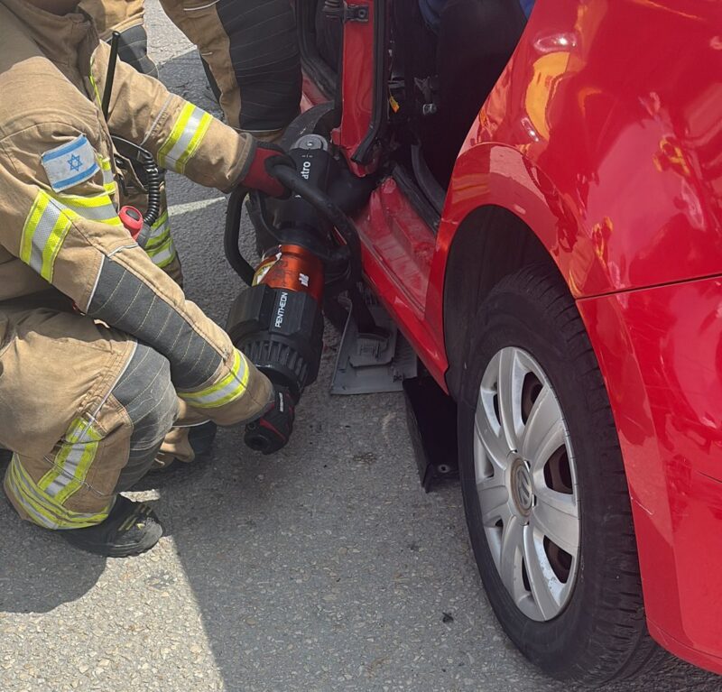 זירת התאונה בשד' בני ברית. צילום: כב"ה