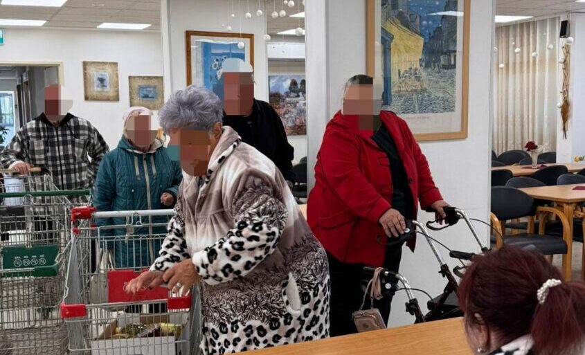 חלוקת סלי מזון בבית גיל הזהב באשדוד. צילום: עמיגור