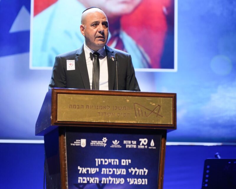 שלמה בן עזרי בטקס יום הזיכרון. צילום: טים &ODREY