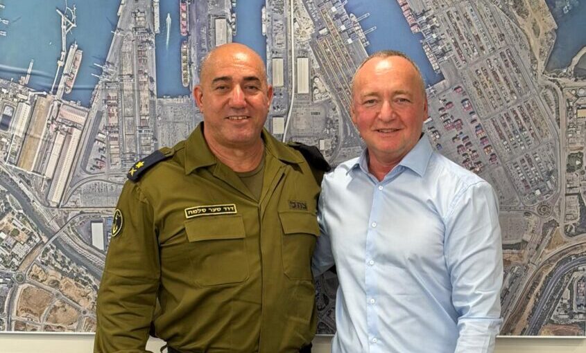 שאול שניידר ואלוף דוד סער סלמה. צילום: חיה צוריאל