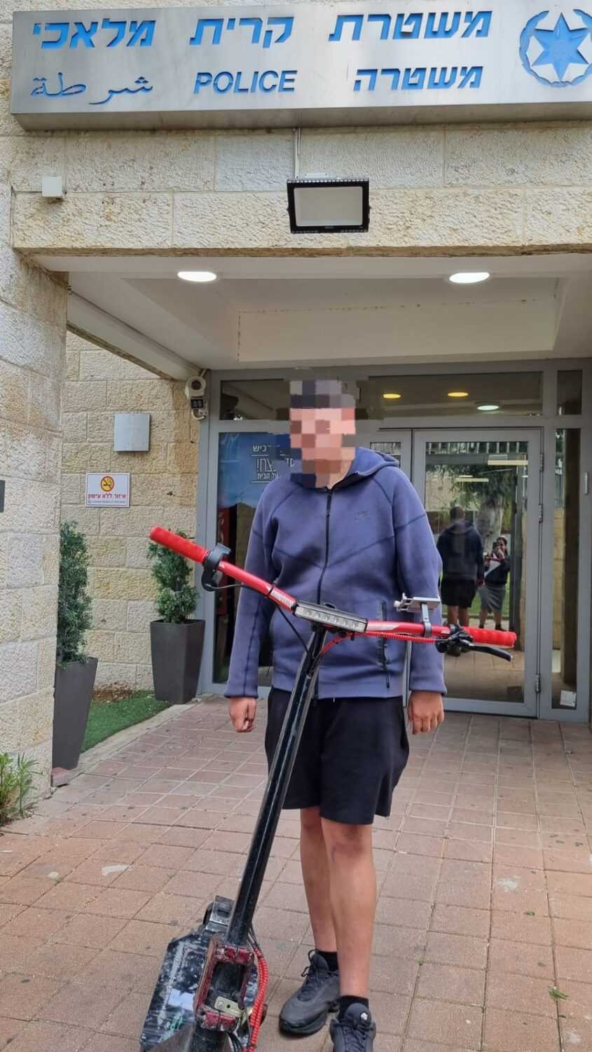 הקטין עם הקורקינט. צילום: דוברות המשטרה