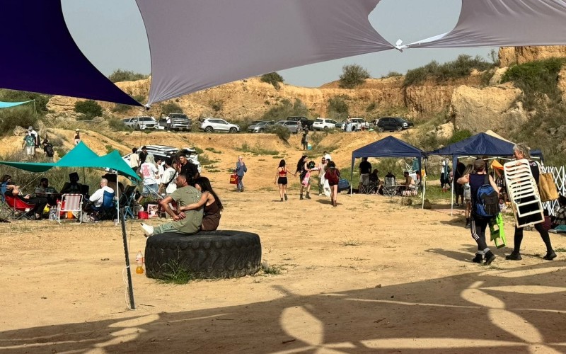 מסיבת טבע בחוף החשמל. צילום: דוברות המשטרה