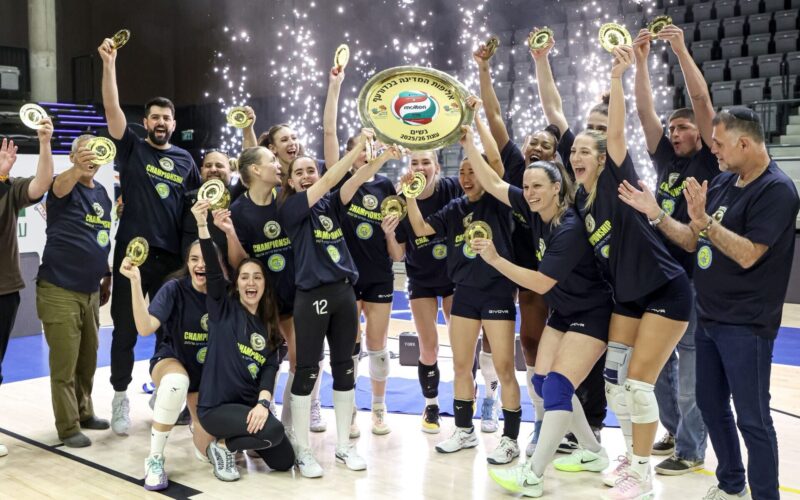 מכבי אשדוד נשים בכדורעף מניפות את צלחת האליפות. צילום: לילך וייס