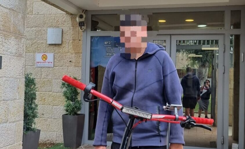 הקטין עם הקורקינט. צילום: דוברות המשטרה