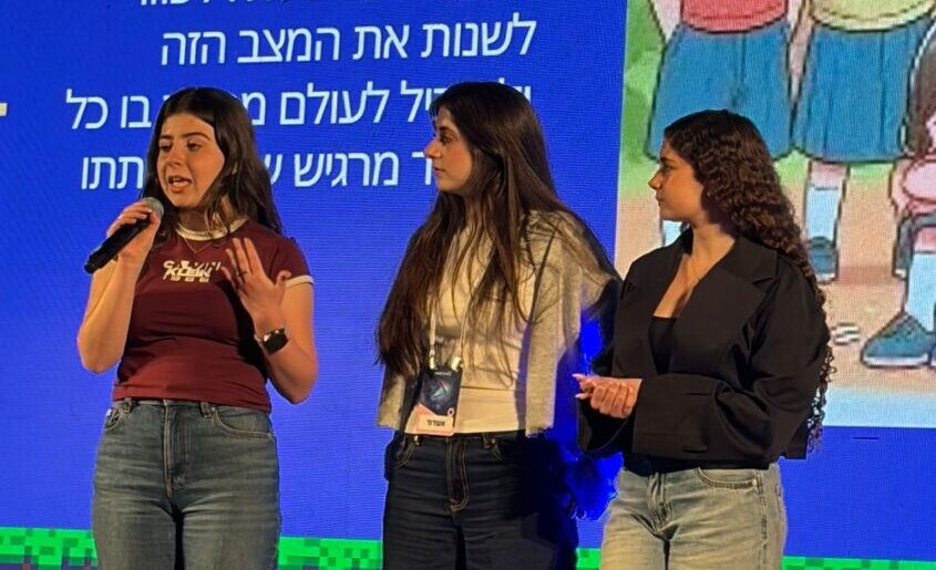 התלמידות הזוכות בהאקתון ניצנים