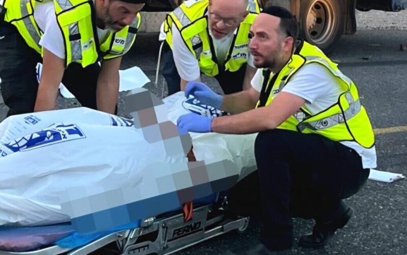 זירת התאונה במחלף יבנה. צילום: זק"א