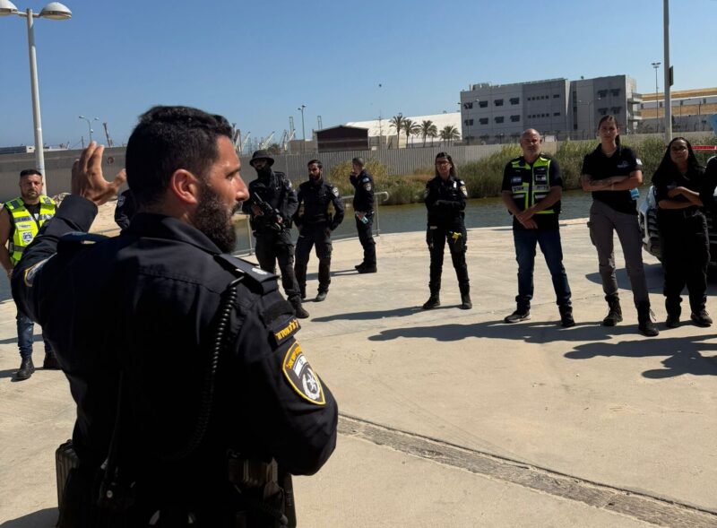 חיפושים בחוף הים באשדוד אחר נעדר. צילום: דוברות המשטרה