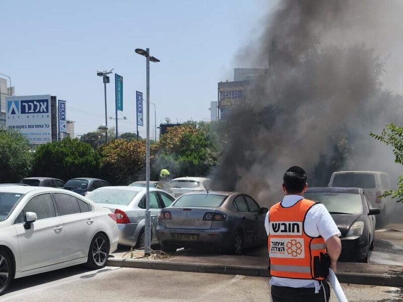 שריפת רכב ברחוב האורגים. צילום: איחוד הצלה