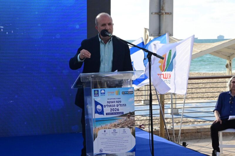 יחיאל לסרי בטקס הענקת דגל כחול. צילום: אורי קריספין
