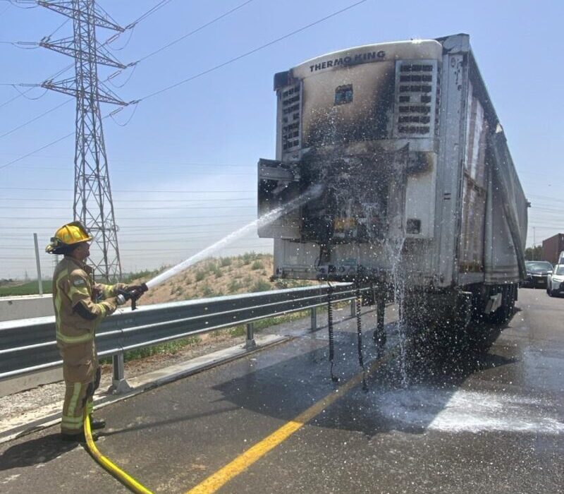 שריפת משאית בצומת ניר גלים. צילום: כב"ה