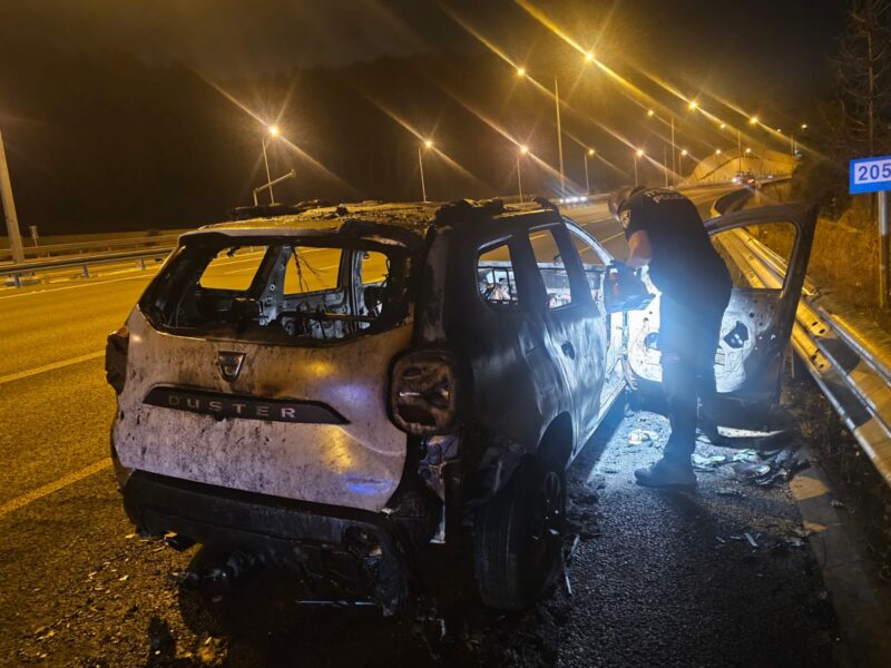 הרכב הפוגע לאחר שהוצת. צילום: דוברות המשטרה
