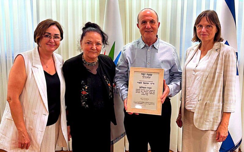 ד"ר לסרי מקבל את התואר