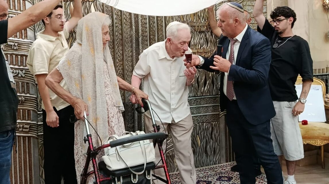 הרב אהרון מור מקדש את הזוג המיוחד. צילום: פרטי