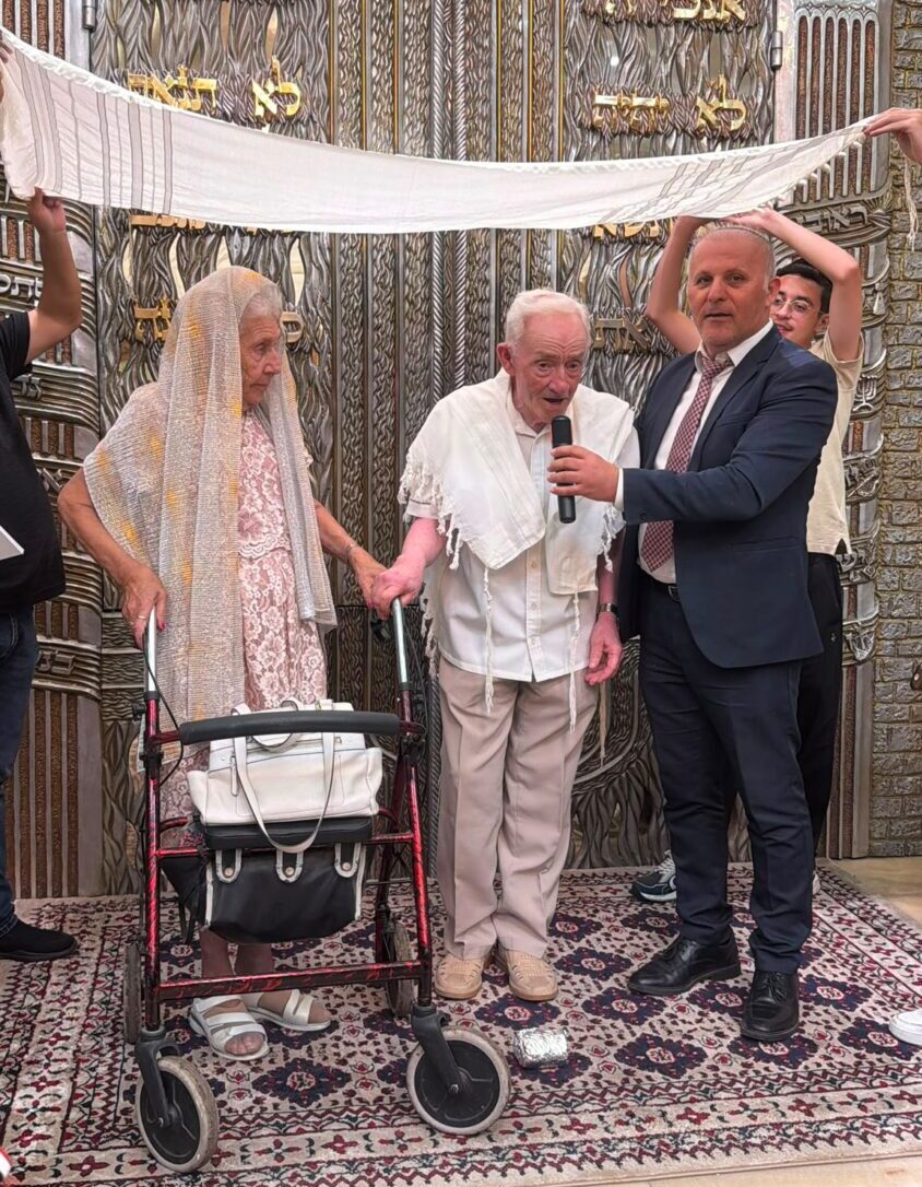 הרב אהרון מור מקדש את הזוג המיוחד. צילום: פרטי