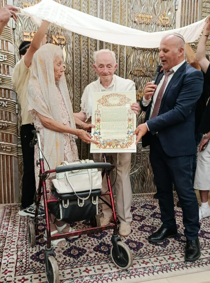 הרב אהרון מור מקדש את הזוג המיוחד. צילום: פרטי