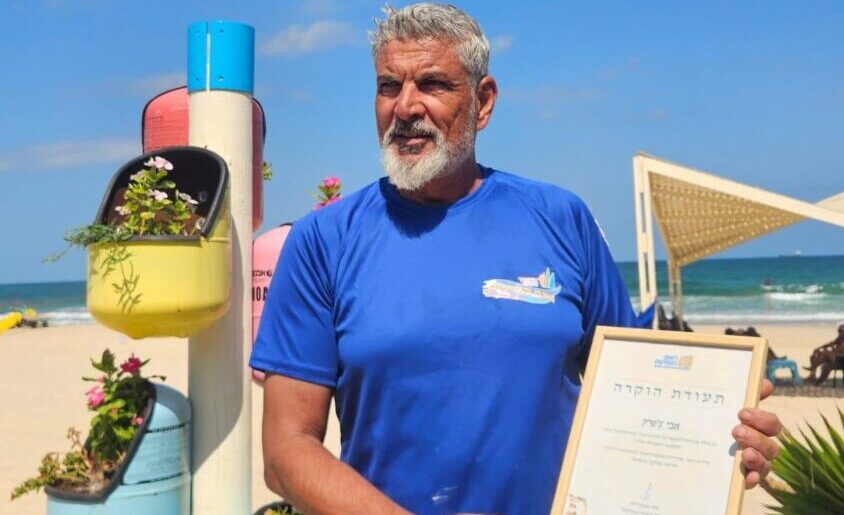 אבי צ'פרק עם תעודת ההוקרה. צילום: צילום שי הלוי, רשות העתיקות