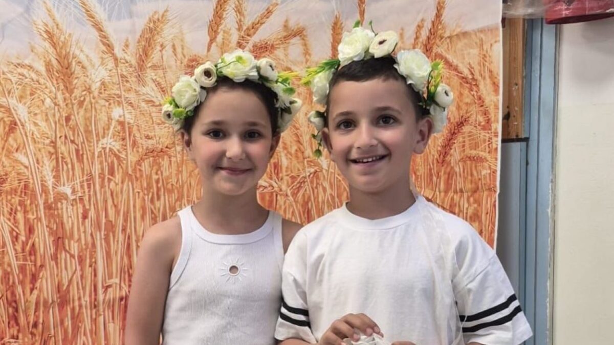 התאומים ראם ושירה שעולים לכיתה א' בבית ספר חופית