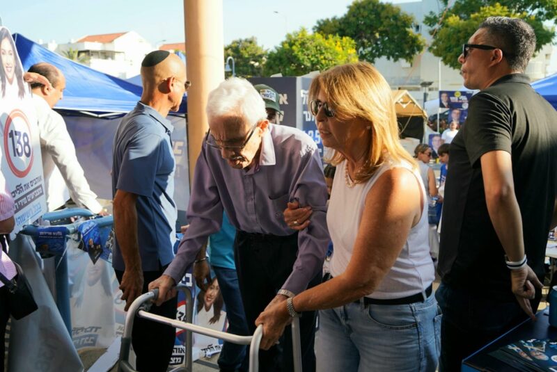 מחוץ לאתר ההצבעה באשדוד. צילום: טוביה סגל