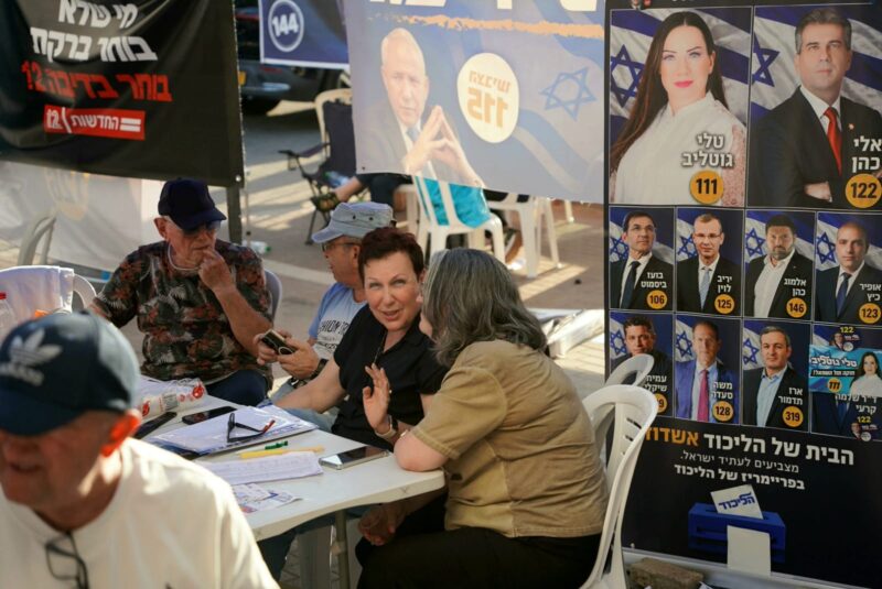 מחוץ לאתר ההצבעה באשדוד. צילום: טוביה סגל