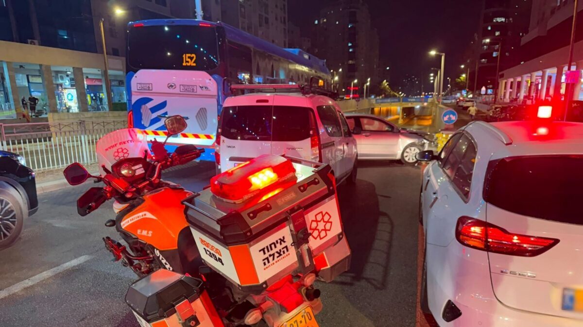 זירת התאונה ברחוב מנחם בגין. צילום: איחוד הצלה