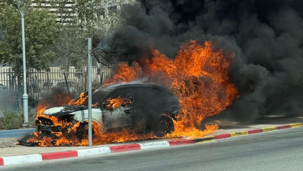 הרכב עולה באש סמוך לאסותא. צילום: כב"ה