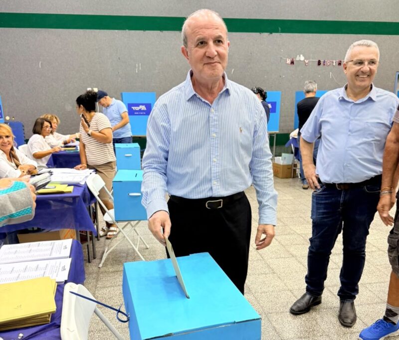ד"ר יחיאל לסרי מצביע