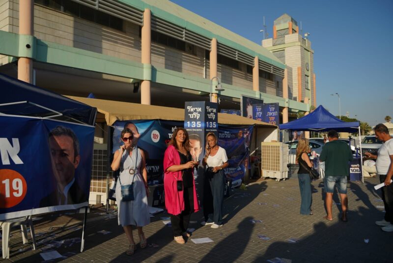 מחוץ לאתר ההצבעה באשדוד. צילום: טוביה סגל