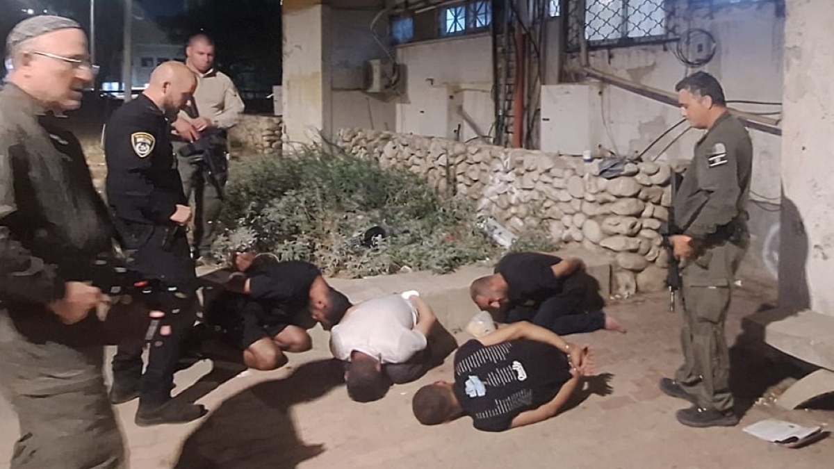 פלסטינים שנתפסו אתמול באשדוד. צילום: דוברות המשטרה
