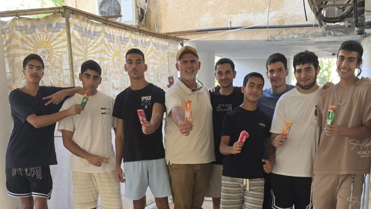 תלמידי אמית יגל שיצאו לבנות סוכות. צילום: מאיר סבג