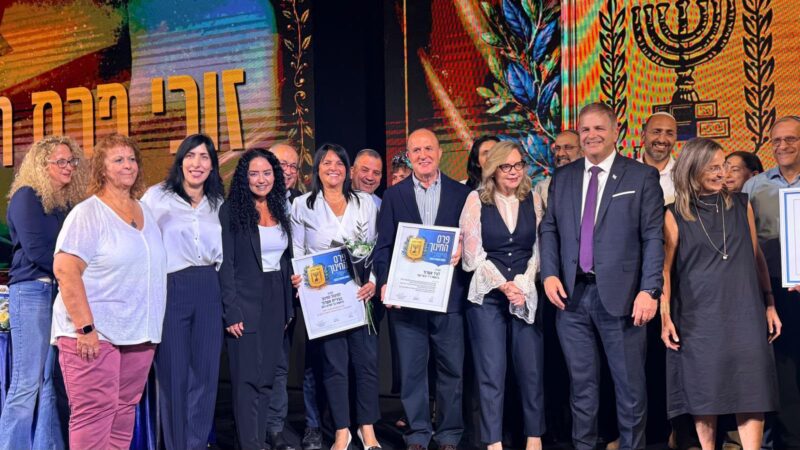 ד"ר לסרי, יהודית ביטון והשר יואב קיש בעת קבלת פרס החינוך