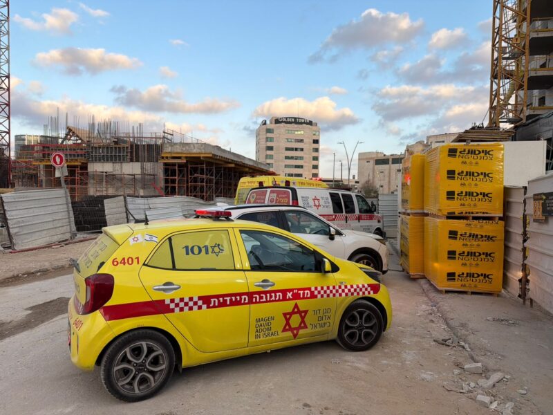 זירת התאונה ברחוב הרצל. צילום: מד"א