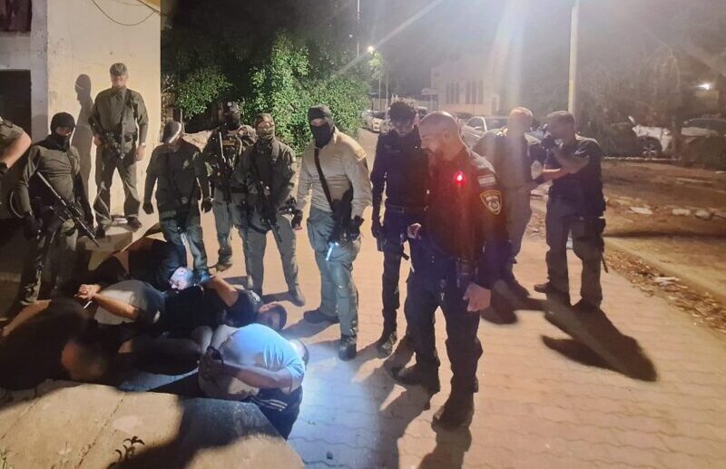 פלסטינים שנתפסו אתמול באשדוד. צילום: דוברות המשטרה