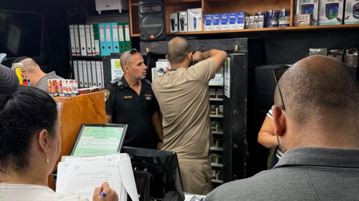 מבצע אכיפה בסופר באשדוד. צילום: דוברות המשטרה