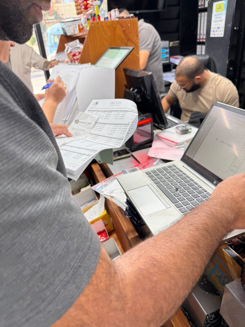 מבצע אכיפה בסופר באשדוד. צילום: דוברות המשטרה
