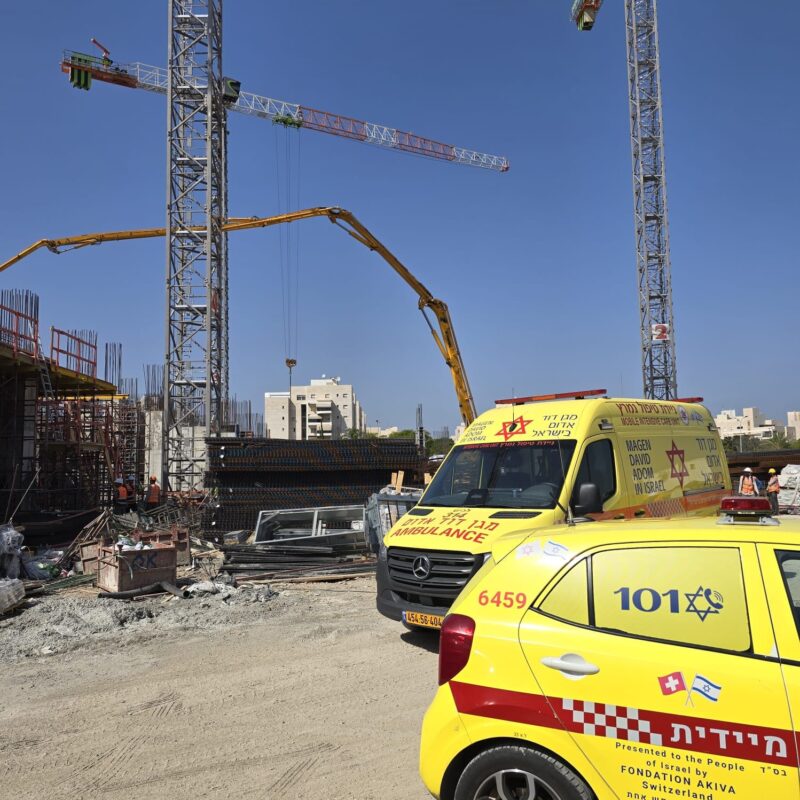 זירת תאונת עבודה בשדרות יצחק רבין. צילום: הצלה דרום