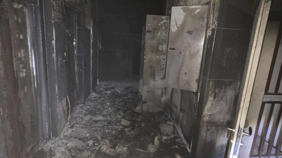 לובי הבניין שנשרף בחולון. צילום: דוברות המשטרה