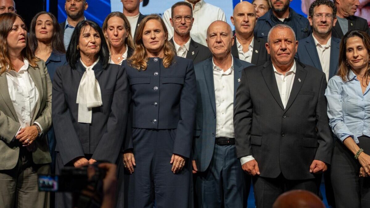 הלן גלבר על הבמה לצד איזנקוט בכנס, אמש