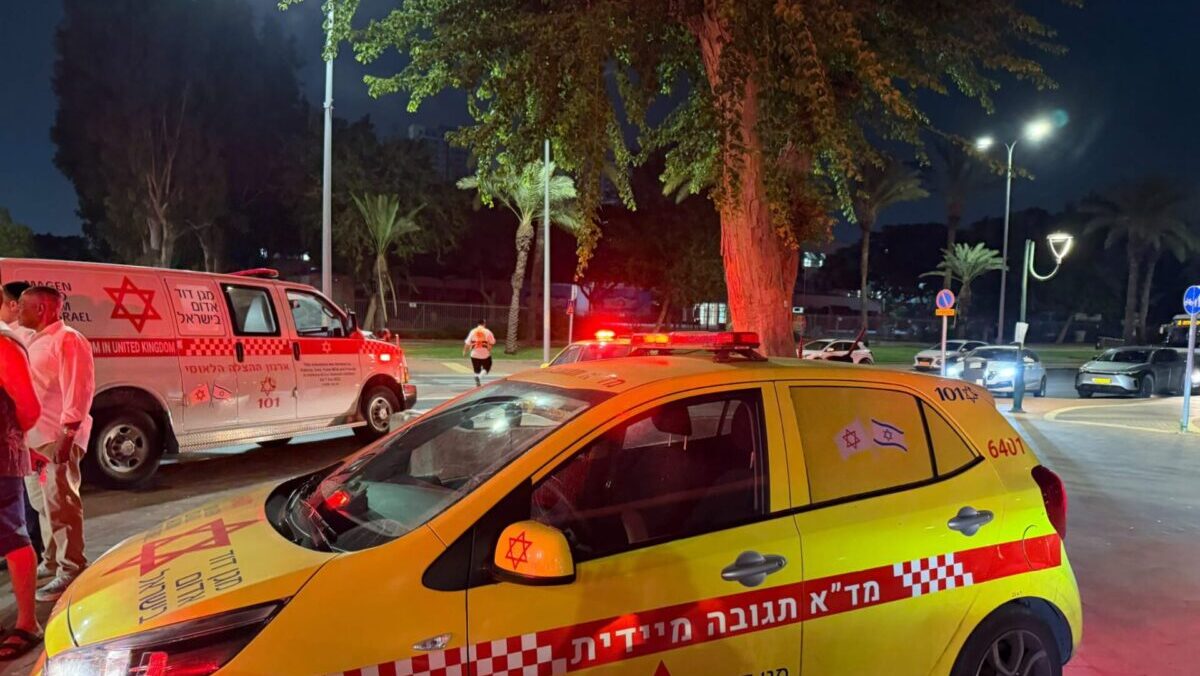 זירת התאונה ברחוב מורדי הגטאות. צילום: הצלה דרום